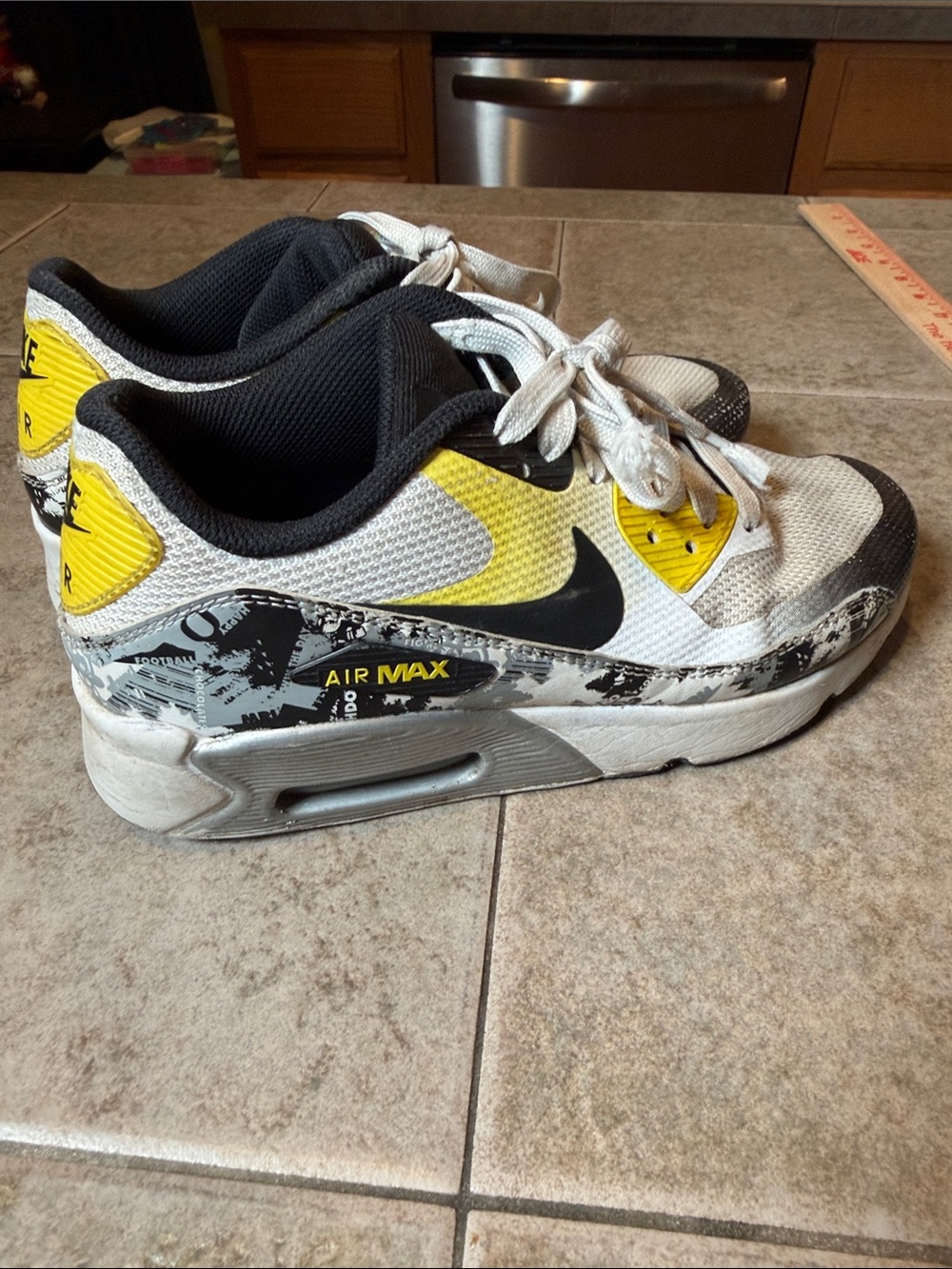 Nike Oregon ducks Kids Air Max Low Top Sneakers in White, Yellow & Black Sz 4Y